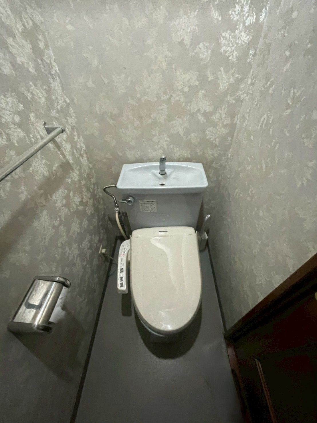 大きめの洗面台とすっきりしたトイレ