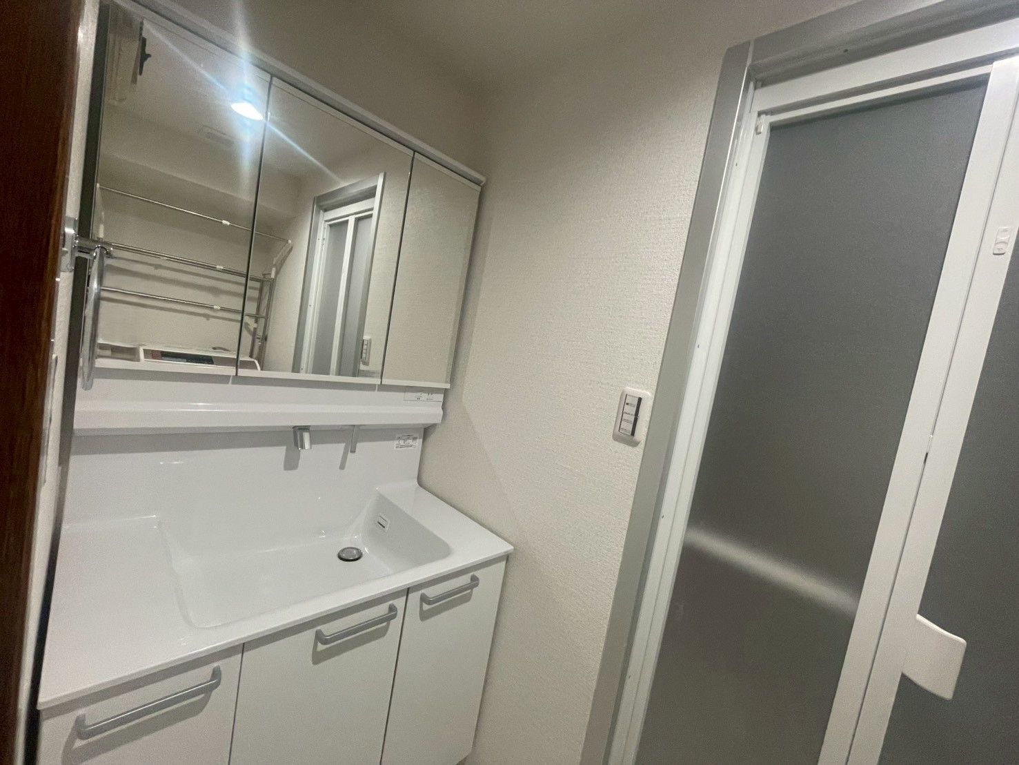 大きめの洗面台とすっきりしたトイレ