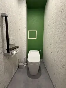 落ち着きのあるグリーンで整える　トイレリフォーム