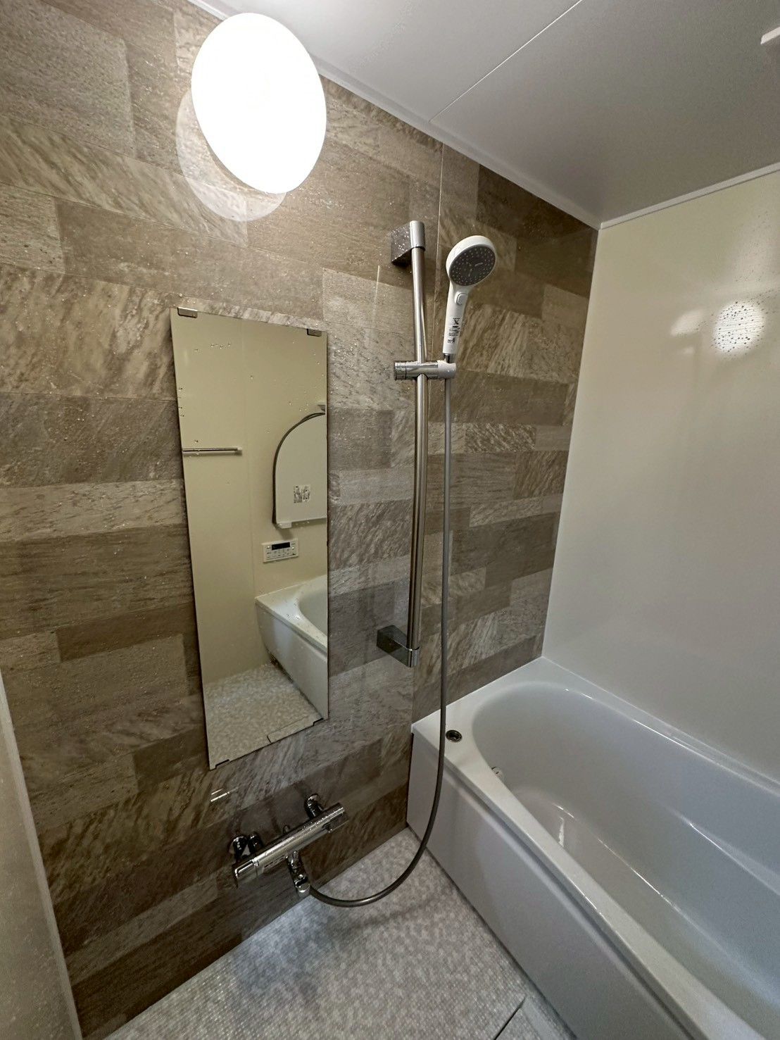 温かみのあるベージュのお風呂