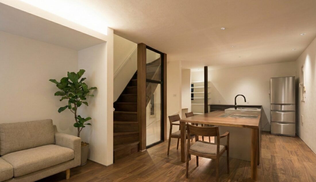 キッチンを真ん中に据えた都内の狭小住宅