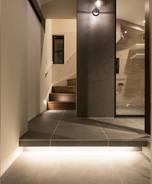 キッチンを真ん中に据えた都内の狭小住宅