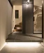 キッチンを真ん中に据えた都内の狭小住宅