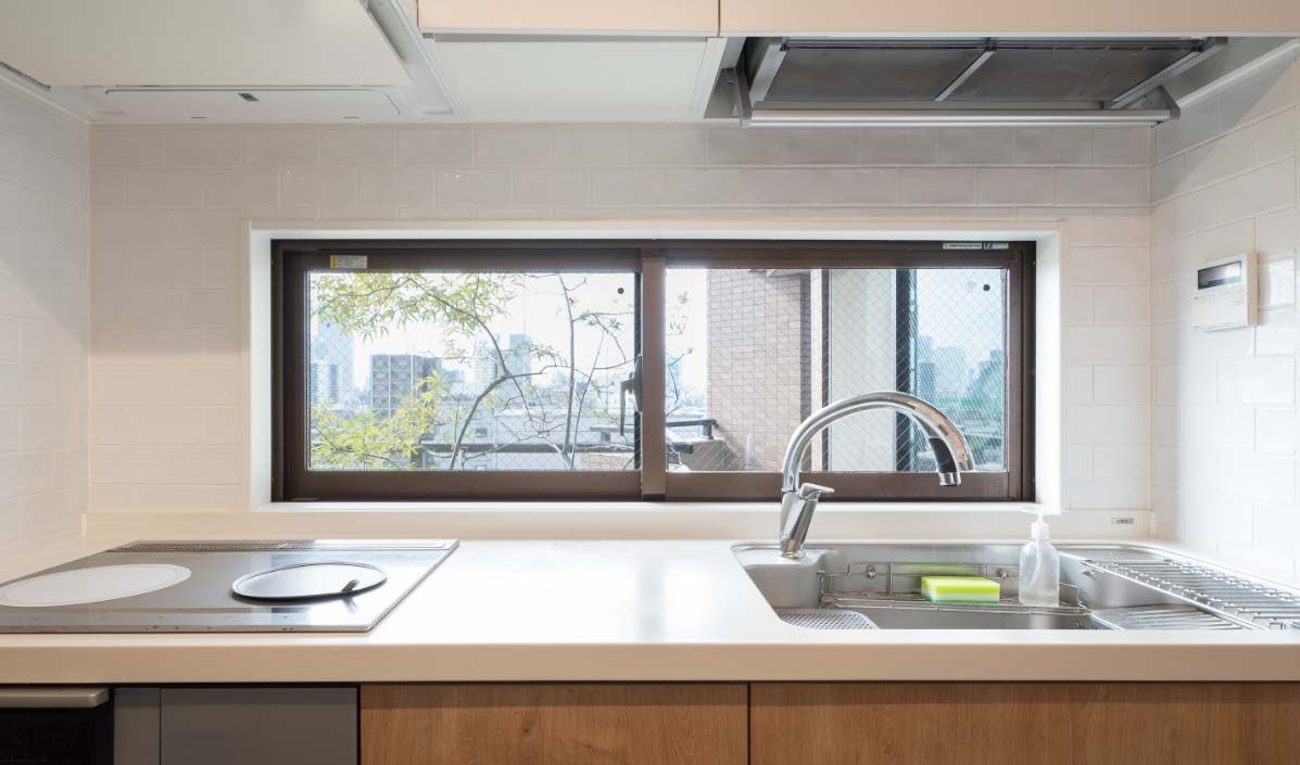 素材と色使いにこだわった、シンプルで美しいキッチンスペース