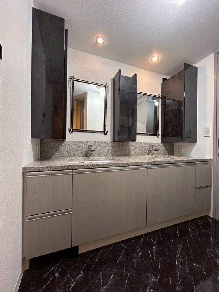 収納力と高級感を両立した洗面台