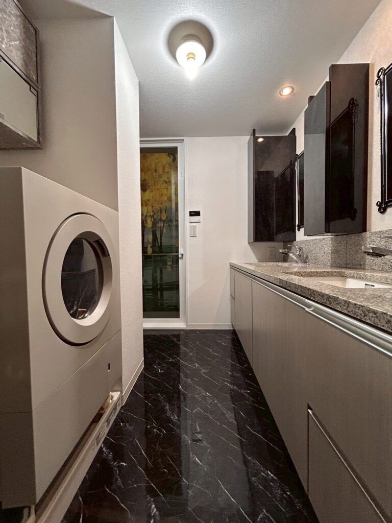 収納力と高級感を両立した洗面台