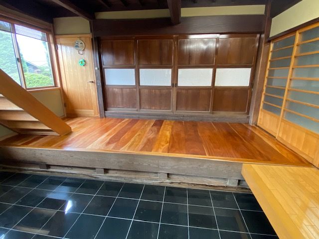 ケヤキの床板を削りなおして、光沢のある玄関に