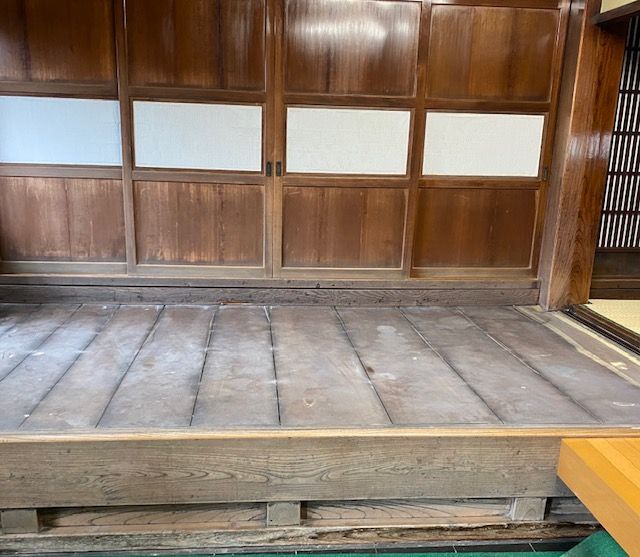 ケヤキの床板を削りなおして、光沢のある玄関に