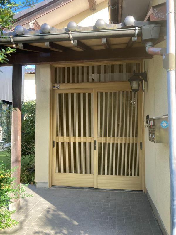 古風な玄関を洋風に！補助金で1日リフォーム
