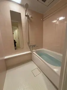 ピンクの壁で温かみのある雰囲気に　水回りリフォーム