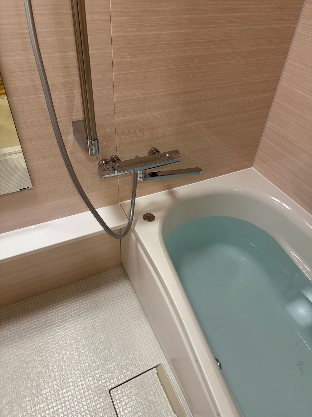 ピンクの壁で温かみのある雰囲気に　水回りリフォーム