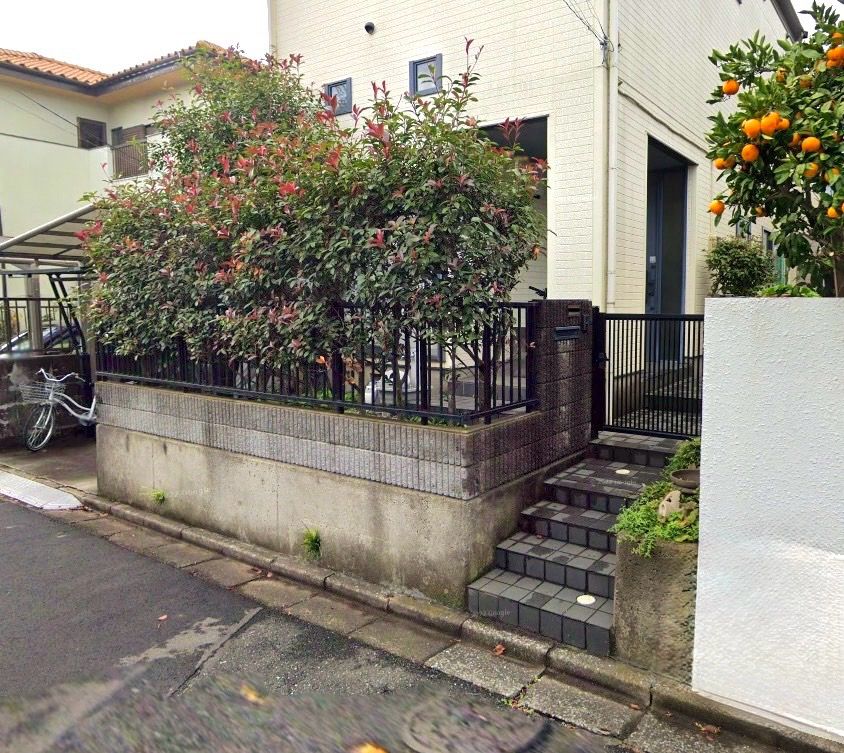 植栽を撤去してスッキリとした外構へ