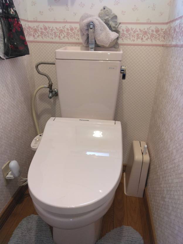エレガントな内装と独立手洗いを設けたトイレ空間