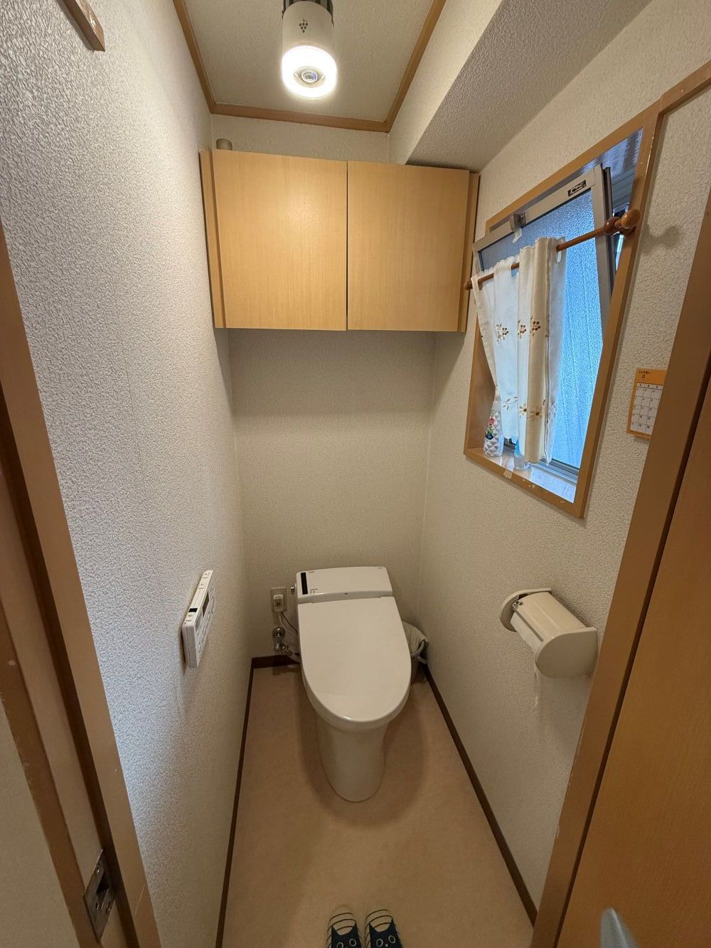 グレーのクロスでシックなトイレに