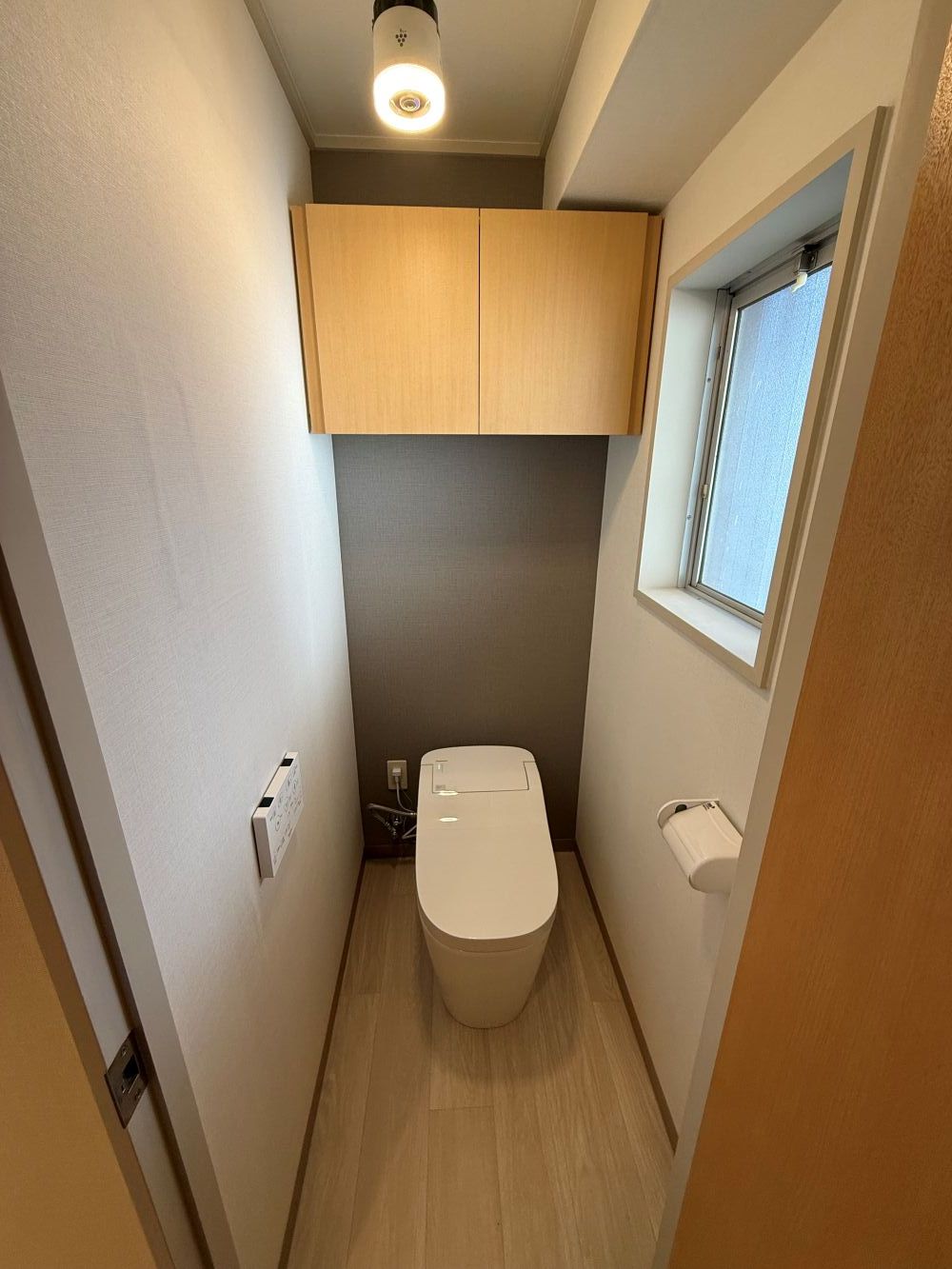 グレーのクロスでシックなトイレに