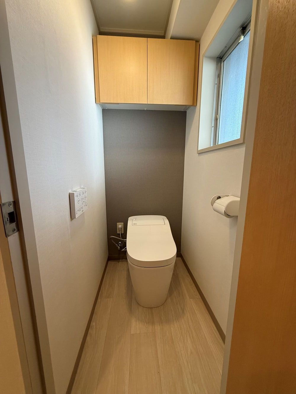 グレーのクロスでシックなトイレに