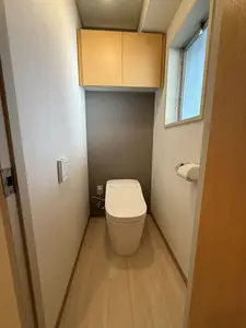 グレーのクロスでシックなトイレに