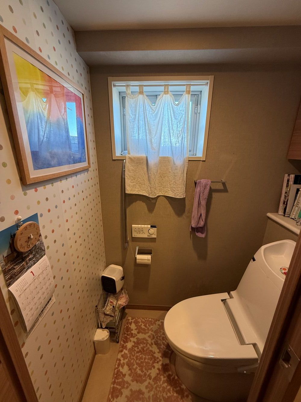 マリメッコの壁紙でやさしい雰囲気のトイレに