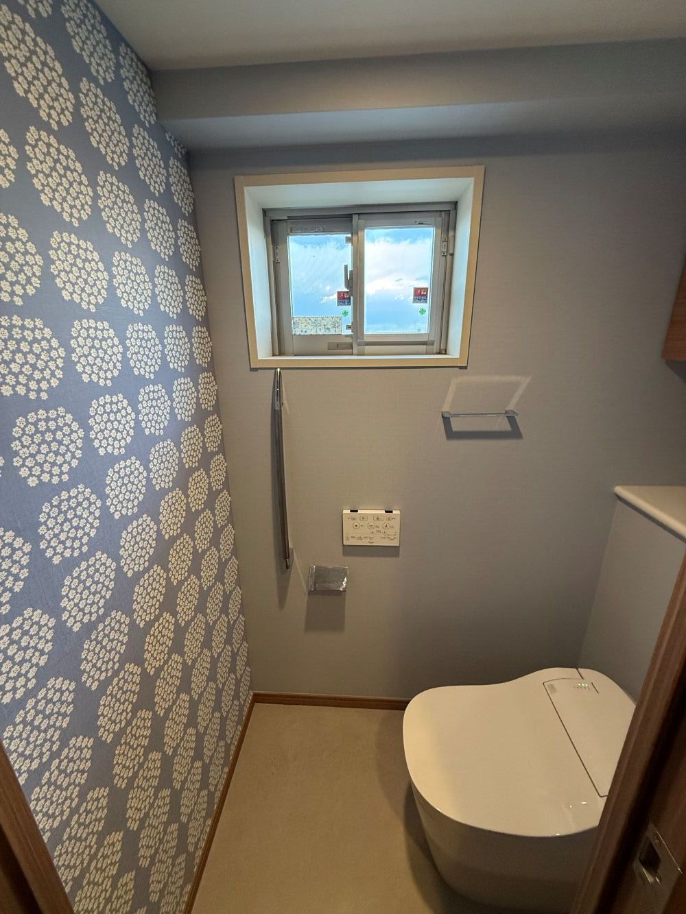 マリメッコの壁紙でやさしい雰囲気のトイレに