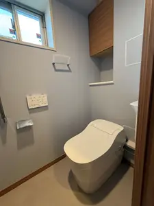 マリメッコの壁紙でやさしい雰囲気のトイレに