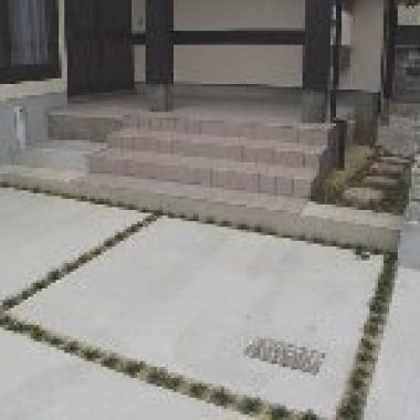 玄関アプローチ兼駐車場で便利に