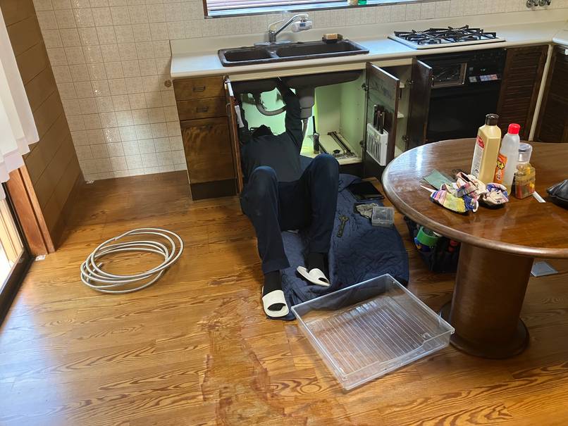 キッチン、シンク下の水道水の水漏れ