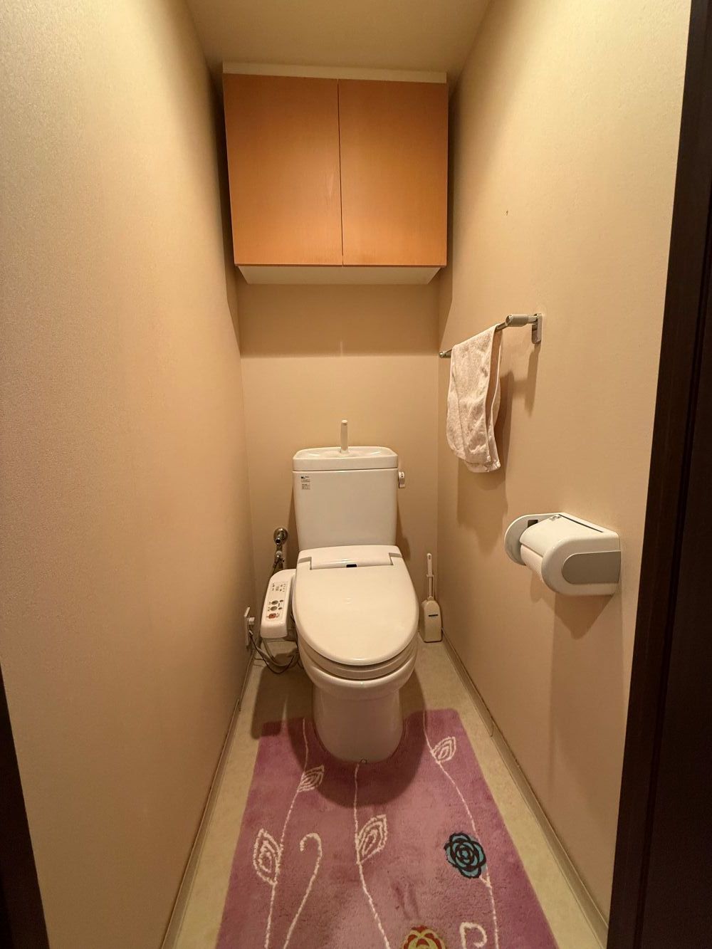 落ち着きのある色味で仕上げた、シックな空間