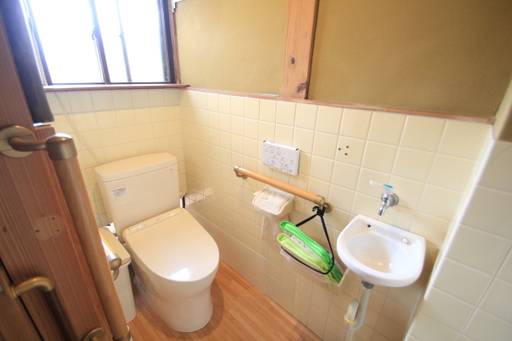 木の温もりを感じるトイレリフォーム