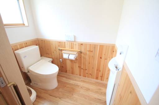 木の温もりを感じるトイレリフォーム