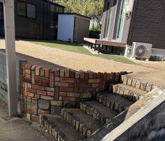 レンガ調の土留めでスッキリおしゃれな外構