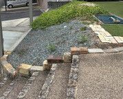 レンガ調の土留めでスッキリおしゃれな外構