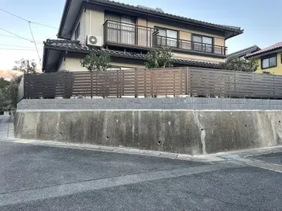 雑草と植栽を撤去し目隠しフェンスでスッキリとした外構に
