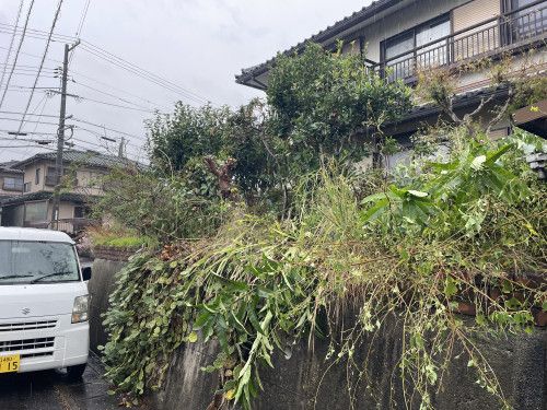 雑草と植栽を撤去し目隠しフェンスでスッキリとした外構に