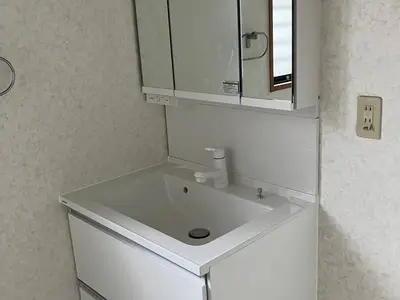 裏側に収納たっぷりな洗面化粧台に生まれ変わりました。
