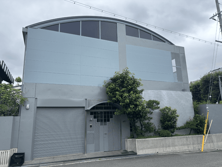 外壁・屋根塗装で一新したモダンな外観