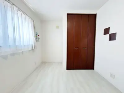 ホワイト系フロアタイルで、子供部屋がぐっと明るく🎵