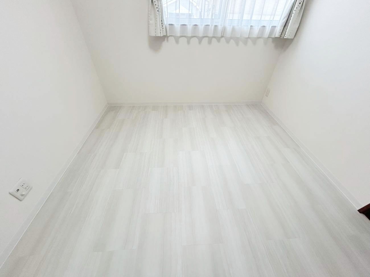 ホワイト系フロアタイルで、子供部屋がぐっと明るく🎵