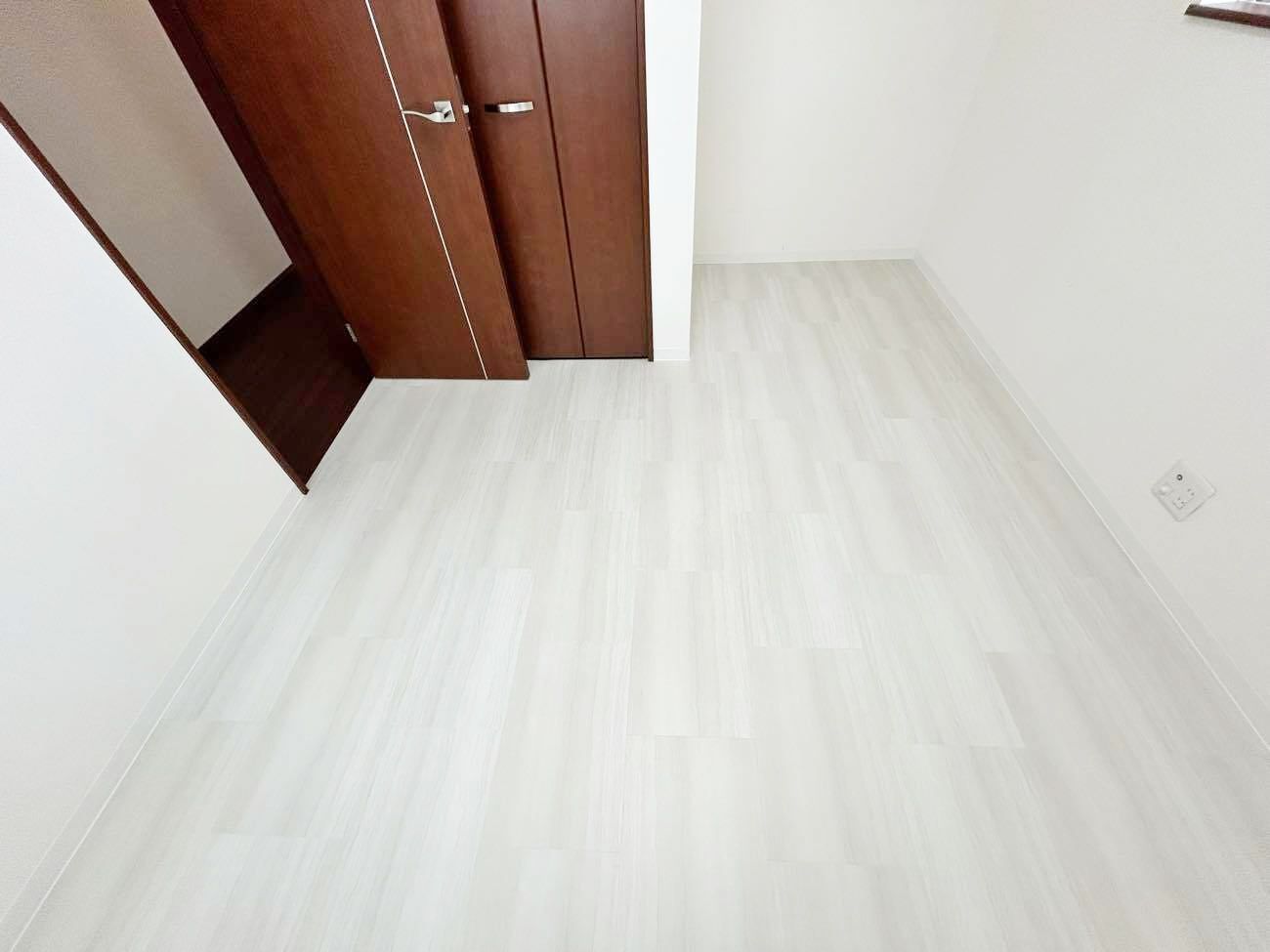 ホワイト系フロアタイルで、子供部屋がぐっと明るく🎵