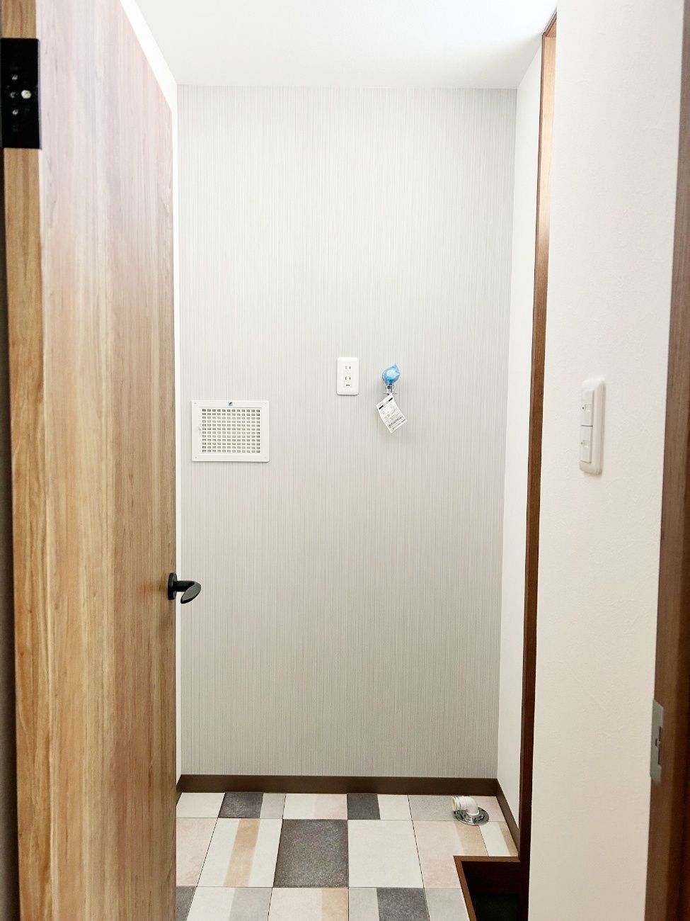 戸建ての水まわりとリビング、廊下、玄関ドアをリフォーム！