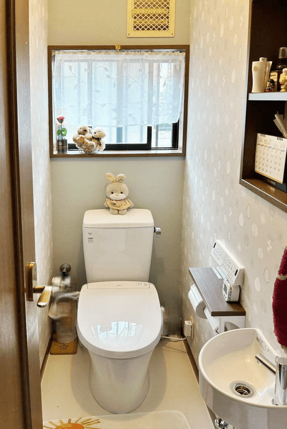 玄関ドア、トイレのリフォームで使いやすくキレイに！明るく！
