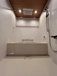 【クリナップ:ラクヴィア】モルタルと木目が魅せる浴室空間