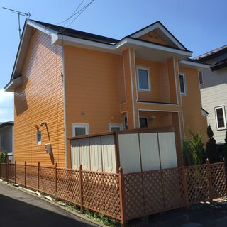 オレンジ外壁の洋風一戸建て外壁塗装