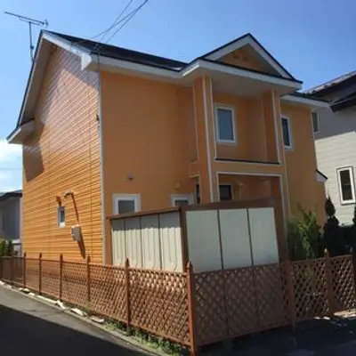 オレンジ外壁の洋風一戸建て外壁塗装