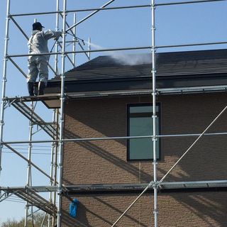屋根・外壁塗装に向けた丁寧な高圧洗浄作業