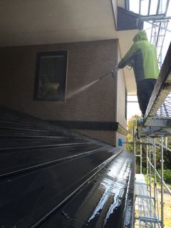 屋根・外壁塗装に向けた丁寧な高圧洗浄作業