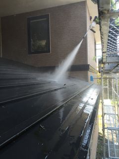 屋根・外壁塗装に向けた丁寧な高圧洗浄作業