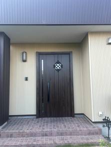 外壁に合う玄関