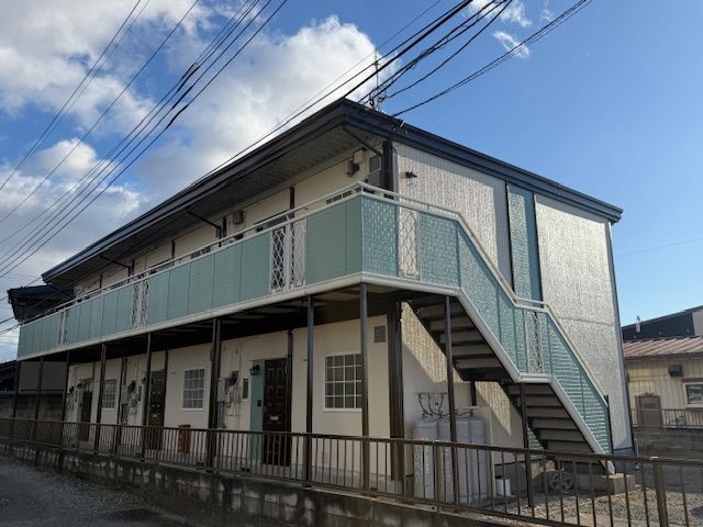 築30年アパートの外壁・屋根塗装でモスグリーンのアクセント