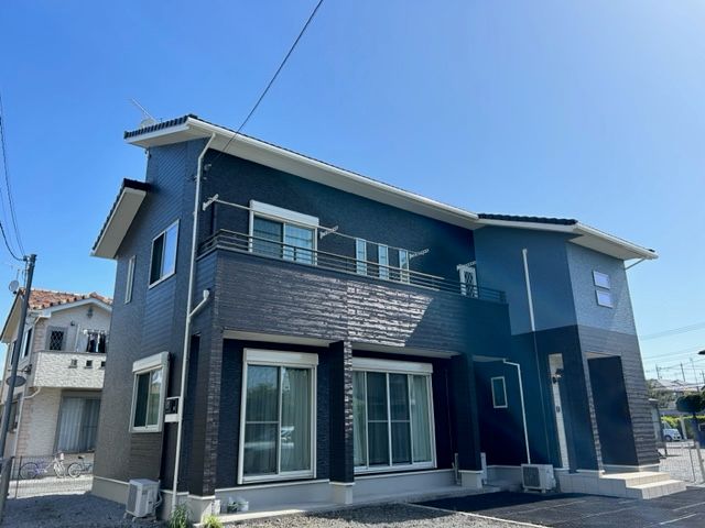 ブルー×ブラウンのツートンカラー外壁塗装リフォーム