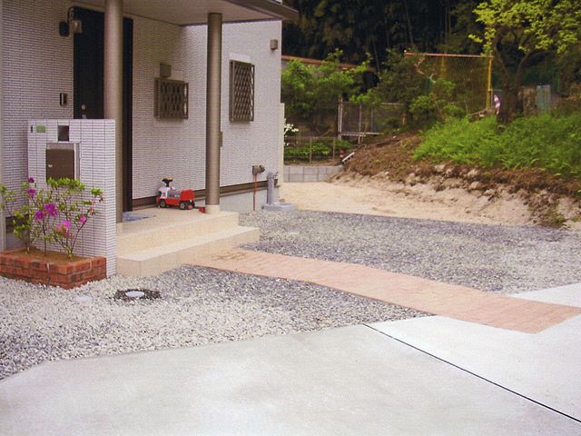 外壁と調和する門柱とレンガ調アプローチ